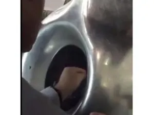 يظهر المقطع لحام إطار الحجر المتميز باللون الفضي اللامع 