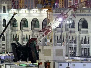 بدء محاكمة ملياردير سعودي و13 متهمًا بقضية "رافعة الحرم"
