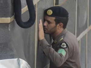 هل استجاب الله للشرطي المنكسر لله تعالى امام كعبته المشرفه ؟