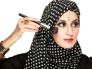 في رمضان تكثر العزائم لذلك أنتِ بحاجة إلى طرق بسيطة لوضع مكياج راقي 