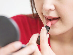 يفضل استخدام ألوان قلم الفم الداكنة وخصوصاً البني