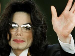 بحسب وسائل إعلام أمريكية، فإن مؤدي الأغنية هو الجنوب أفريقي زين بيكا