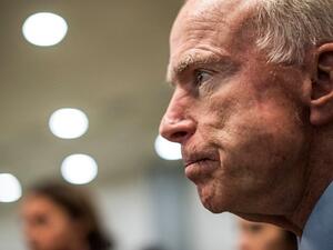 بعد يومين من الوفاة.. ترامب يأمر بتنكيس العلم تكريما لماكين 