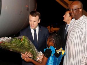 اصابة ثلاثة مدنيين جراء إلقاء قنبلة استهدفت جنودا فرنسيين قبل وصول ماكرون إلى بوركينا فاسو
