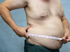 يمكن للرجل التخلص من دهون البطن من خلال اللجوء إلى ممارسة تمارين التمدد

