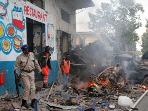 مقتل 25 شخصاً على الأقل إثر انفجار سيارتين مفخختين قرب فندق بمقديشو
