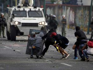 واشنطن قلقة من الوضع في فنزويلا وتنفي اتهامات بتدبير انقلاب
