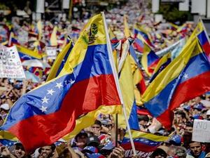 المتظاهرون يقطعون الشارع الرئيسي في كاراكاس