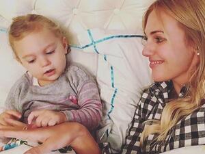 النجمة التركية مريم اوزرلي وابنتها