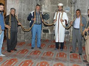 "مسبحة تركية" تجذب المصلين في أيام شهر رمضان المبارك..صور