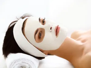 خلطة العسل والحليب من أرق الخلطات الطبيعية على بشرتك
