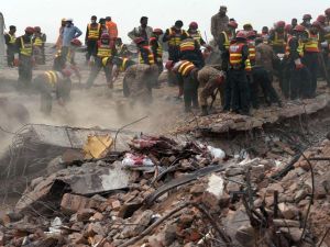 ارتفاع عدد قتلى انهيار مصنع في باكستان الى 45 شخصا