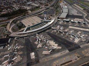 إعادة فتح صالة ركاب بمطار في نيويورك بعد إخلائها