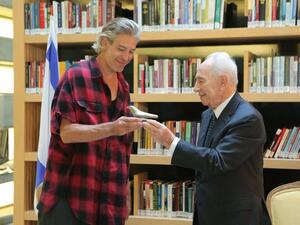 Matisyahu with the late Israeli President Shimon Peres. (Facebook)