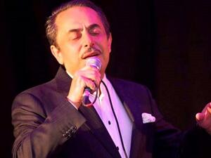 ملحم بركات يغني على مسرح مهرجان (موازين)