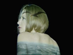 الجمور مستاء من تعريها بفيلمها الجديد و منة شلبي ترد