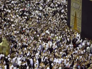 معتمرون يطوفون حول الكعبة بمكة المكرمة
