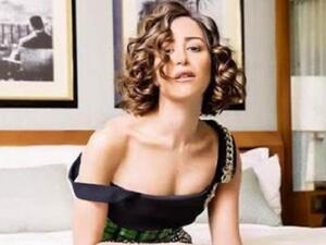 منة شلبي تثير الغضب بصورة مع شاب في بركة السباحة