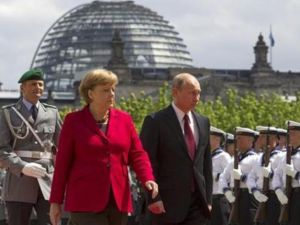 المستشارة الألمانية أنغيلا مركل والرئيس الروسي فلاديمير بوتين