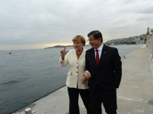 ميركل في تركيا سعيا لوقف تدفق اللاجئين الى اوروبا
