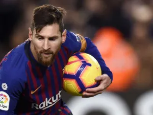 ميسي ينقذ برشلونة مجدداً
