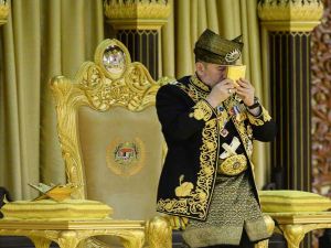 تنصيب محمد الخامس رسمياً ملكاً لماليزيا
