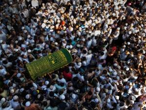 قتل "كو ني" (63 عاما) المعروف بأنه من أنصار السلام والتسامح في البلاد برصاصة في رأسه 