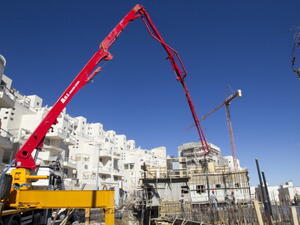 Laborers work on a new housing project at the Israeli settlement of Har Homa on the outskirts of mostly Arab east Jerusalem, near the West Bank biblical town of Bethlehem, on December 02, 2010. [AFP]