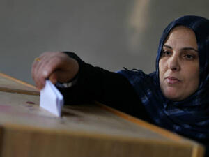 A woman votes in Iraq. (Getty)