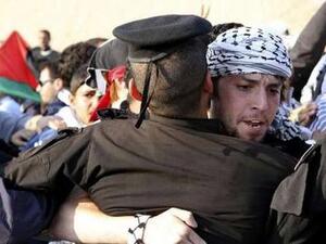 الفلسطينيون يعيدون عقارب الساعة للوراء