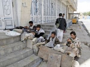 مسلحون يتموضعون بجانب منزل الشيخ الاحمر