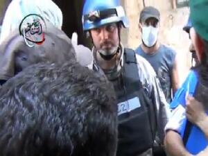 An image grab taken from a video uploaded on YouTube on August 26, 2013 allegedly shows a UN inspector (C) listening to the testimony of a man in the Damascus subburb of Moadamiyet al-Sham. (AFP/YouTube)