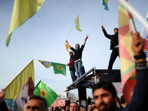 Kurdish people hold flags and shout slogans as they gather to support Syrian Kurds on November 24, 2013. [AFP]