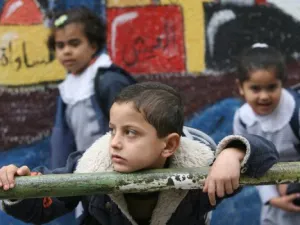 تلاميذ فلسطينيون في احدى المدارس التابعة للامم المتحدة في بيت لاهيا شمال قطاع غزة 