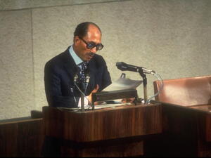 'Interrogator' & 60 Minute Mike Wallace got the Khomeini to predict the late Anwar Sadat's death in interview