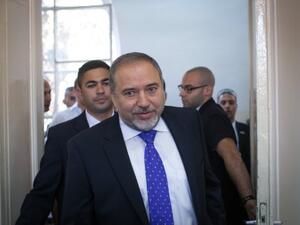 Former Israeli Foreign Minister Avigdor Lieberman arrives in the courtroom to hear the verdict in his trial on November 6, 2013 at the Magistrates Court in Jerusalem. (AFP)