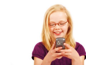 امتلاك الطفل للهاتف المحمول... فوائد ومضار