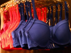 قال الطبيب ان عدم اراتداء حمالة الصدر يعود بالفائدة على الثدي  في سن مبكرة، الا أنه لا ينصح بالتخلي عن حمالة الصدر لامرأة بلغت منتصف العمر وتعاني من زيادة الوزن ولديها أطفال