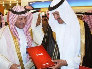 الأمير سلطان بن سلمان بن عبدالعزيز لدى زيارته لجناح شركة برافو يستمع إلى شرح وافٍ من المهندس محمد بن عبدالعزيز العقيل، الرئيس التنفيذي للشركة