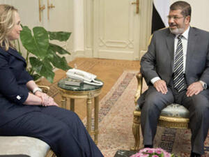 Hillary and Morsi are all smiles and pleasantries. 