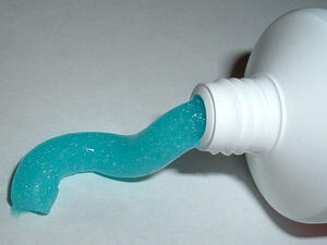 معجون تنظيف الأسنان 