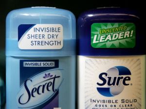 مزيل العرق أصبح من أهم مستلزمات الجمال والنظافة العامة وخاصة للمرأة العاملة واصبح هناك الكثير والكثير من المنتجات التي تعد السيدة بالكثير وتحتار السيدات امامها عند الاختيار