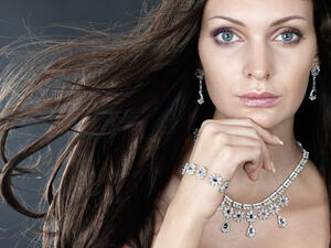 تشكيلة مجوهرات لإطلالة متميّزة وساحرة في العام الجديد