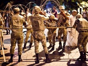 Egyptian soldier set up a barricade with barbed wire.
