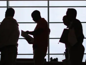 يستفيدُ من فترة المُهلة التصحيحية ـــ بحسب بيان سابق لوزارة العمل ـ كل مِن العمالة الوافدة المُخالفة، والمُنشآت بمختلف نطاقاتها، والأفراد المُشغلين للعمالة المنزلية المُخالفة