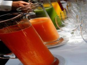 كشف الباحث البريطاني ستيفان بون وفريقه من جامعة "ووريك" البريطانية عن إمكانية تقليص 50% من الدهون في الشوكولاتة واستبدالها بعصير الفاكهة أو فيتامين سي أو الماء أو الكولا منخفضة السعرات