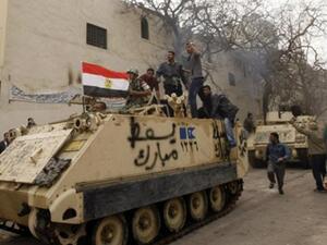 عربة للجيش تحمل مناهضين لحكم مبارك 