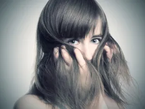 تشكل الجينات الوراثية سبباً رئيسياً في مشكلة ظهور الشعر الأبيض
