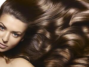 يقوم خلّ التُّفاح بتخليص الشَّعر من القشرة، وإكسابه بريقاً جذاباً عن طريق تخفيفه