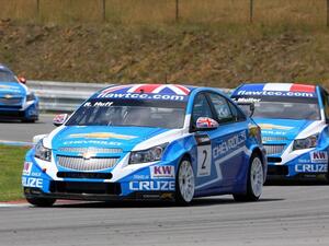 Huff and Muller taking the lead in Race 1
